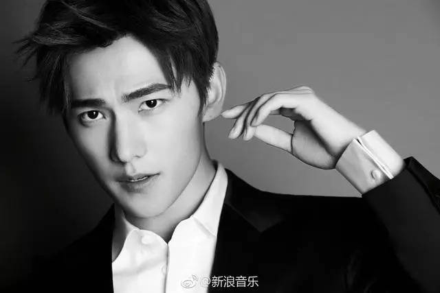 杨洋最新广告代言，友情与陪伴的温馨日常