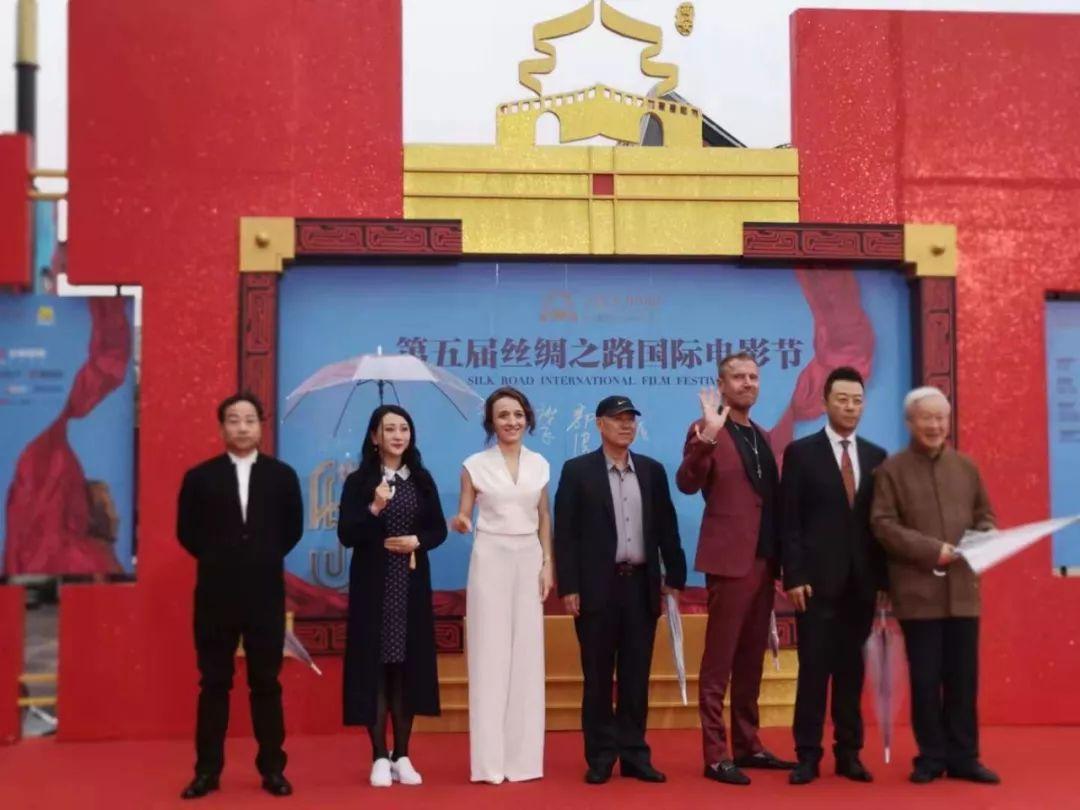 科技魅力下的璀璨瞬间，吴磊最新照片展现前沿科技力量