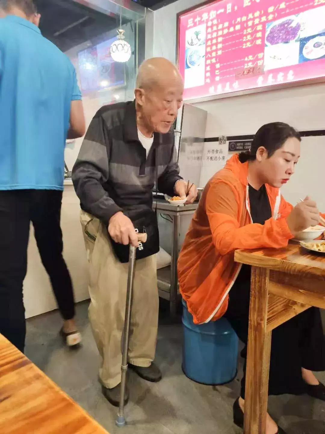 龙上市公司，小巷中的独特风味，一家隐藏的特色小店探索记